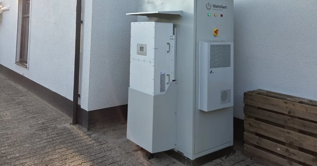 Twee elektrische installatiekasten staan buiten tegen de gevel van een gebouw.